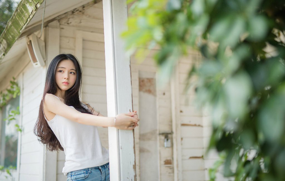 “姐姐，你说为何夫君能够越来越年轻？”小乔突然扭头看向大乔，眼中有些羡慕的道。